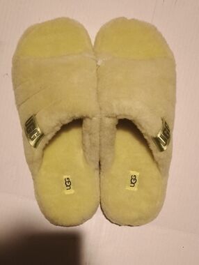 UGG Fluff Slide Shearling Slippers in Pale Yellow / Chartreuse Mens Size 11 New